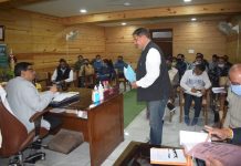 एस डी एम पांवटा साहिब ने उपमंडल राजस्व विभाग के अधिकारियों व कर्मचारियों से की बैठक