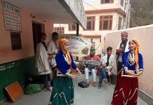 कलाकारों ने राजगढ़ बाजार व बस स्टैंड, भवाई तथा चाड़ना में सरकार की योजनाओं की दी जानकारी