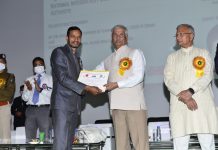 हिमाचल प्रदेश के महामहिम राज्य पाल आदरणीय श्री राजेन्द्र विश्वनाथ आर्लेकर जी ने बैजनाथ के आंतरराष्ट्रीय खिलाड़ी हरजीत कुमार को किया सम्मानित