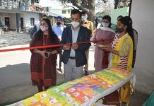 उपायुक्त सिरमौर ने नाहन में होली के लिए प्राकृतिक रंगों के बिक्री केंद्र का किया उद्घाटन