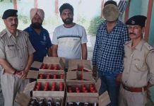 शराब की 96 बोतलों के साथ एक व्यक्ति गिरफ्तार पुलिस टीम को मिली बड़ी सफलता