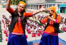 सिरमौर में कलाकारों ने नुक्कड़ नाट्क के माध्यम से गुडिया हेल्पलाईन शक्ति बटन ऐप व होशियार सिंह हेल्पलाइन-1090 के बारे में दी जानकारी