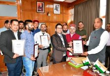 चैस मैराथन के सदस्यों ने मुख्यमंत्री से भेंट की