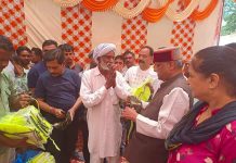 ऊर्जा मंत्री सुखराम चौधरी में नगर परिषद पांवटा ने सफाई कर्मचारियों को वितरण किए टोपी और जैकेट