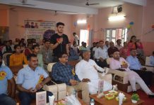 सुखराम चौधरी, डाॅ बिंदल और रीना कश्यप ने मेधावी विद्यार्थियों को वितरित किए लैपटॉप