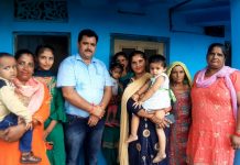 सादगी देख लोग हुए हैरान, एससी समाज संग किया भोजन