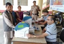 जिला निर्वाचन कार्यालय तथा रिटर्निंग अधिकारियों के कार्यालय में उपलब्ध हैं ईवीएम/वीवीपैट