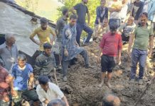 पति घायल, पत्नी और उसके तीन मासूम बच्चे व एक भांजी की दबकर मौत