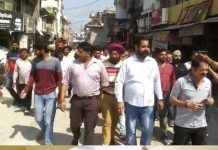 यमुना शरद महोत्सव मेले को लेकर व्यापारियों ने किया विरोध प्रदर्शन
