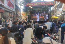 बड़ा चौक नाहन में लोगों ने एलईडी के माध्यम से देखा प्रदेश सरकार का शपथग्रहण समारोह