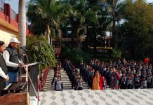 स्कूलों के बच्चों को संविधान के बारे में जागरुक कर रहे अधिवक्ता विजय चौधरी