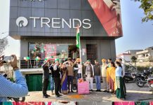 74वें गंणतंत्र दिवस पर पांवटा साहिब के ट्रेंड्स मॉल में फिराया तिरँगा