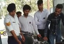 पांवटा साहिब थाना एवं यातायात पुलिस ने पटाखे मारने वाली दो दोपहिया वाहनों पर शिकंजा कसा है।साथ ही एमवी एक्ट के तहत जुर्माना