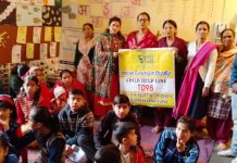 महिलाओं को राजेन्द्र सिंह द्वारा बच्चों से सम्बन्धित कानूनों JJ act, Pocso act, child labour act और child marriage act के बारे में सरल भाषा में उदाहरण के साथ जानकारी साँझा की