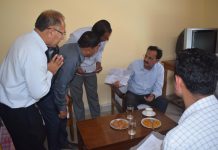 उद्योग, संसदीय मामले एवं आयुष मंत्री हर्षवर्धन सिंह चौहान ने पी डब्ल्यू डी रेस्ट हाउस सतोन में जन समस्यायें सुनी