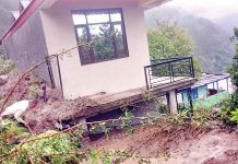 नाहन में 15 घरों को खतरा