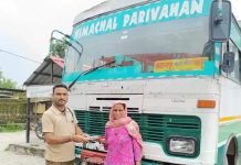 चांदी के गहने और 5 हज़ार कैश लौटाकर HRTC परिचालक दीपांशु ने पेश की ईमानदारी की मिसाल