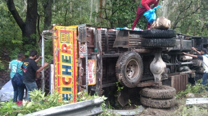 पांवटा साहिब यमुनानगर सड़क पर बहराल के पास – कांवड़ लेकर जा रहा एक ट्रक सड़क के सड़क पर पलट गया सभी सुरक्षित
