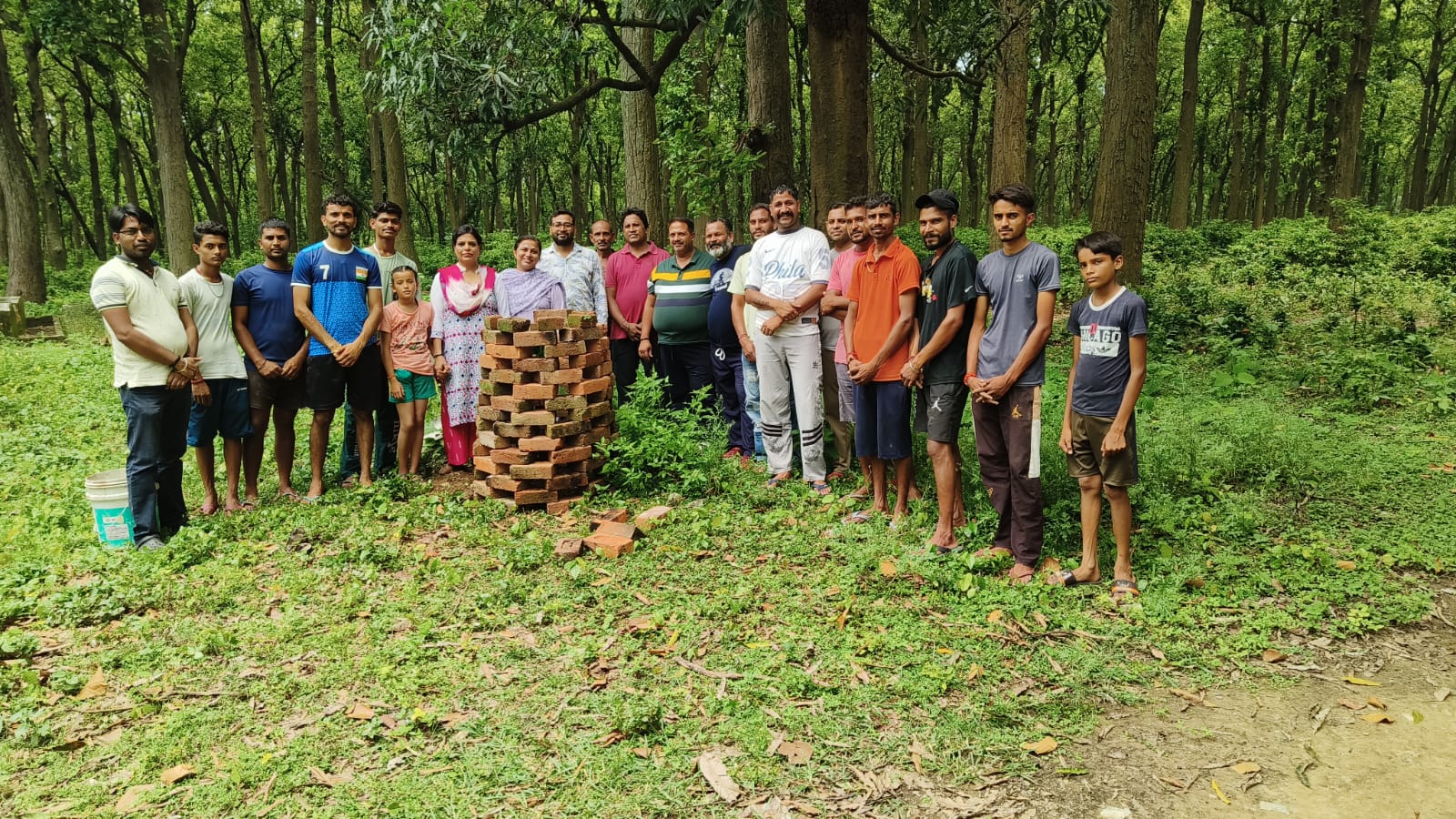 मेरा गांव मेरा देश एक सहारा संस्था द्वारा मेरा गांव मेरा देश हो हरा-भरा मुहिम के अंतर्गत किया गया पौधारोपण