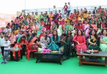 तीज का त्यौहार, मन हर्षित हुआ अपार, हर तरफ छाई सावन के झूलों की बहार, सबका सजना हमेशा रहे खुशहाल|,