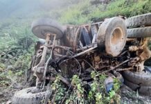 सिरमौर में खाई में लुढ़का टिप्पर, दो की मौत….दो घायल