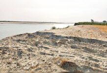 बाता नदी में रेत बजरी पत्थर खनन करने के ख़िलाफ़ प्रदर्शन