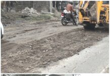 नेशनल हाईवे–07 पर गड्ढों में तारकोल की जगह मिट्टी