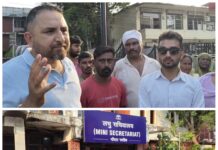सफाई कर्मचारियों के समर्थन में उतरे मजदूर नेता प्रदीप चौहान और दलित नेता अमित कुमार