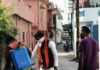बिना मास्क-ग्लव्स दवा का छिड़काव, सफाई कर्मचारी की सुरक्षा पर सवाल