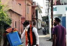 बिना मास्क-ग्लव्स दवा का छिड़काव, सफाई कर्मचारी की सुरक्षा पर सवाल
